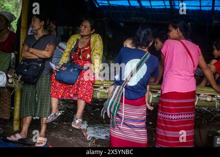 Myawaddy, Myanmar. Mai 2024. Die Menschen, die vor dem Myawaddy-Krieg fliehen, sahen, wie sie auf die medizinische Versorgung warteten. Myawaddy-Kriegsflüchtlinge leben im Wald wegen des Krieges zwischen der Widerstandsgruppe und der birmanischen Armee. Die burmesische Armee setzte Motorbomben und Luftangriffe ein. Deshalb fliehen viele Menschen von ihrem Wohnort. Manche Leute, die sich die teuren Lasten leisten konnten, fliehen nach Mae sot, Thailand. Aber für die Leute, die sich das nicht leisten konnten, lebten sie im Dschungel. Quelle: SOPA Images Limited/Alamy Live News Stockfoto