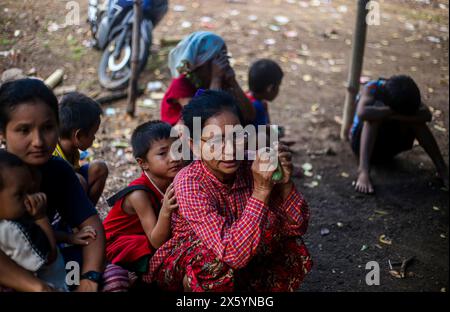 Myawaddy, Myanmar. Mai 2024. Die Menschen, die vor dem Myawaddy-Krieg fliehen, sahen, wie sie auf die medizinische Versorgung warteten. Myawaddy-Kriegsflüchtlinge leben im Wald wegen des Krieges zwischen der Widerstandsgruppe und der birmanischen Armee. Die burmesische Armee setzte Motorbomben und Luftangriffe ein. Deshalb fliehen viele Menschen von ihrem Wohnort. Manche Leute, die sich die teuren Lasten leisten konnten, fliehen nach Mae sot, Thailand. Aber für die Leute, die sich das nicht leisten konnten, lebten sie im Dschungel. Quelle: SOPA Images Limited/Alamy Live News Stockfoto