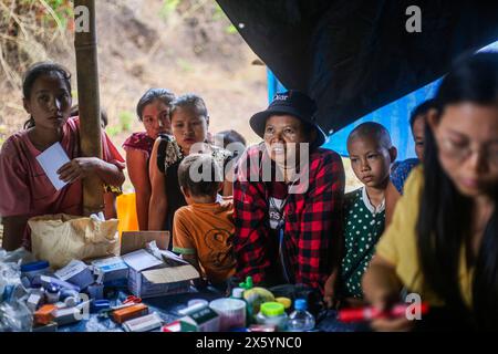 Myawaddy, Myanmar. Mai 2024. Die Menschen, die vor dem Myawaddy-Krieg fliehen, sahen, wie sie auf die medizinische Versorgung warteten. Myawaddy-Kriegsflüchtlinge leben im Wald wegen des Krieges zwischen der Widerstandsgruppe und der birmanischen Armee. Die burmesische Armee setzte Motorbomben und Luftangriffe ein. Deshalb fliehen viele Menschen von ihrem Wohnort. Manche Leute, die sich die teuren Lasten leisten konnten, fliehen nach Mae sot, Thailand. Aber für die Leute, die sich das nicht leisten konnten, lebten sie im Dschungel. Quelle: SOPA Images Limited/Alamy Live News Stockfoto