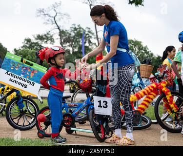 Houston, USA. Mai 2024. Ein Kind in einem Spider-man-Kostüm bereitet sich auf die 3rd Art Bike Parade & Festival in Houston, Texas, USA, am 11. Mai 2024 vor. Die jährliche Veranstaltung zog Hunderte von Menschen an, um ihre Kreativität bei der Entwicklung von Fahrrädern zu demonstrieren und verschiedene Aktivitäten zu genießen. Quelle: Chen Chen/Xinhua/Alamy Live News Stockfoto