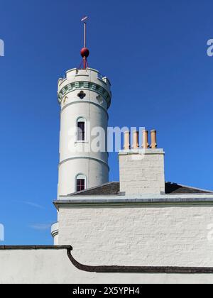 Arbroath Signal Tower, einst Sitz des Bell Rock Lighthouse, mit dem Signalball Apparat auf dem Circular Tower. Stockfoto