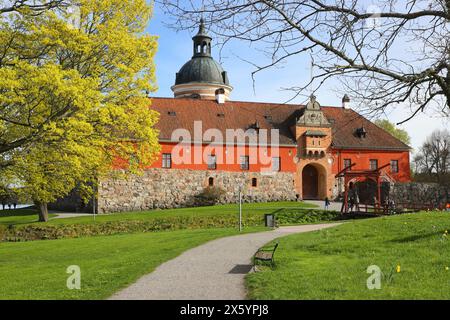 Mariefred, Schweden - 10. Mai 2024: Frühling auf der Burg Gripsholm aus dem 16. Jahrhundert. Stockfoto