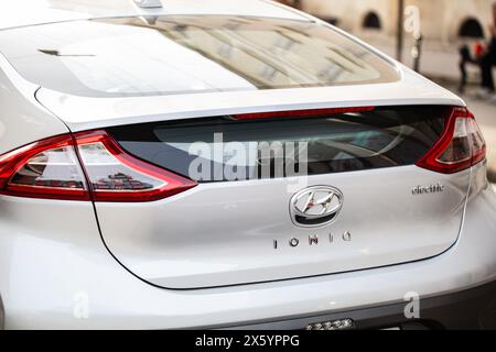 Lviv, Ukraine - 10. Mai 2024: Nahaufnahme von Hyundai IONIQ Electric Stockfoto