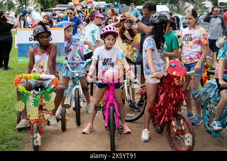 Houston, USA. Mai 2024. Die Teilnehmer nehmen am 11. Mai 2024 an der 3. Art Bike Parade & Festival in Houston, Texas, USA, Teil. Die jährliche Veranstaltung zog Hunderte von Menschen an, um ihre Kreativität bei der Entwicklung von Fahrrädern zu demonstrieren und verschiedene Aktivitäten zu genießen. Quelle: Chen Chen/Xinhua/Alamy Live News Stockfoto