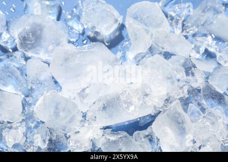 Stücke zerstoßenes Eis auf hellblauem Hintergrund, über der Ansicht Stockfoto