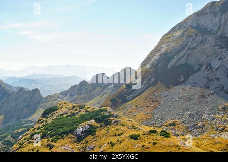 Landschaft vom Mount Sedlena Greda - Natur im Durmitor Nationalpark, Montenegro. Blick auf Gipfel und Berghänge verschiedener Art. Stockfoto