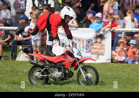 Newark, Nottinghamshire, Großbritannien. 11. Mai 2024 Mitglieder des Imps Motorradausstellungsteams melden sich 2024 bei der Show in Nottinghamshire County vor Stockfoto