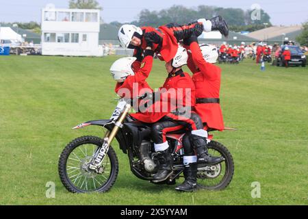 Newark, Nottinghamshire, Großbritannien. 11. Mai 2024 Mitglieder des Imps Motorradausstellungsteams melden sich 2024 bei der Show in Nottinghamshire County vor Stockfoto