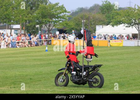 Newark, Nottinghamshire, Großbritannien. 11. Mai 2024 Mitglieder des Imps Motorradausstellungsteams melden sich 2024 bei der Show in Nottinghamshire County vor Stockfoto