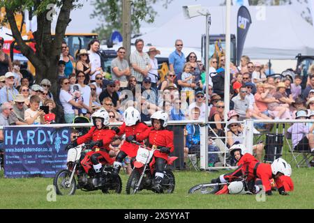 Newark, Nottinghamshire, Großbritannien. 11. Mai 2024 Mitglieder des Imps Motorradausstellungsteams machen einen Tumble, während sie 2024 bei der Show in Nottinghamshire County vortrafen Stockfoto