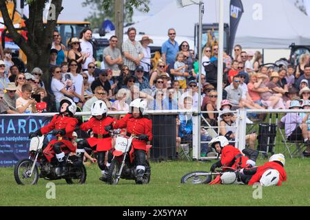 Newark, Nottinghamshire, Großbritannien. 11. Mai 2024 Mitglieder des Imps Motorradausstellungsteams machen einen Tumble, während sie 2024 bei der Show in Nottinghamshire County vortrafen Stockfoto