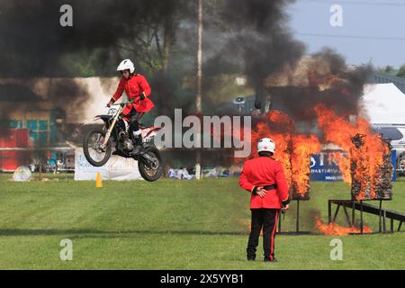 Newark, Nottinghamshire, Großbritannien. 11. Mai 2024 Mitglieder des Imps Motorradausstellungsteams melden sich 2024 bei der Show in Nottinghamshire County vor Stockfoto