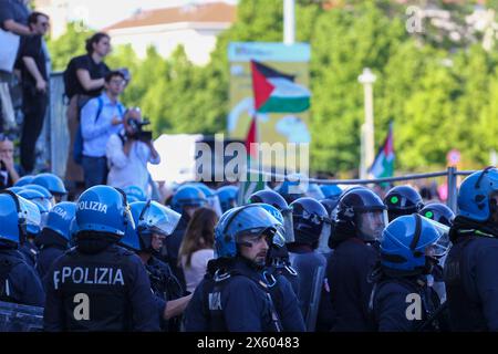 Zusammenstöße zwischen palästinensischen Demonstranten und italienischen Polizeikräften am Eingang der XXXVI. Internationalen Buchmesse in Turin in Lingotto Fiere On Stockfoto