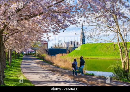 KOPENHAGEN, DÄNEMARK - 17. APRIL 2024: Schöne Kirschblüten im Langelinie Park in der St. Alban's Church und Kastellet in Kopenhagen, Dänemark Stockfoto