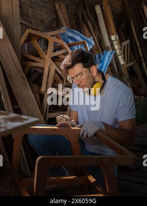 Professioneller Zimmermann Happy working to making Holzhandwerkmöbel in Holzwerkstatt aussehen professionelle High-Skill-Herstellung Möbel. Meisterwerke . Stockfoto