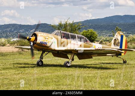 Flugzeuggeschwader fliegen mit Farbspuren in weißen Linien über Wolken und klaren Himmel, begeben Sie sich in die faszinierende Welt der Kunstflugkunst, fliegen Sie Inspirationen. Ba Stockfoto