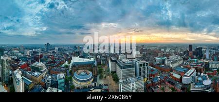 Ultraweites Luftbild von Manchester zur goldenen Stunde Stockfoto