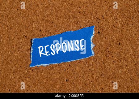 Antwortwort geschrieben auf gerissenem blauem Papierstück mit braunem Hintergrund. Symbol für konzeptionelle Antwort. Kopierbereich. Stockfoto