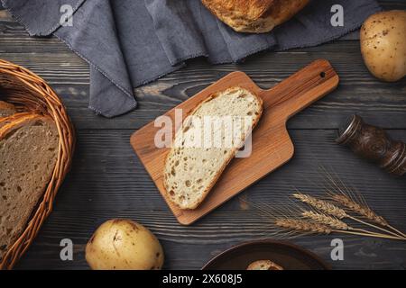 Draufsicht einer frischen Brotscheibe auf einem Schneidebrett Stockfoto