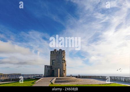 O'Brien's Tower am Rande der Cliffs of Moher am Rande des Atlantischen Ozeans, County Clare, Irland. Stockfoto