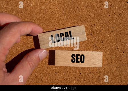 Lokales seo auf Holzblöcken mit braunem Hintergrund. Konzeptionelles lokales seo-Symbol. Kopierbereich. Stockfoto