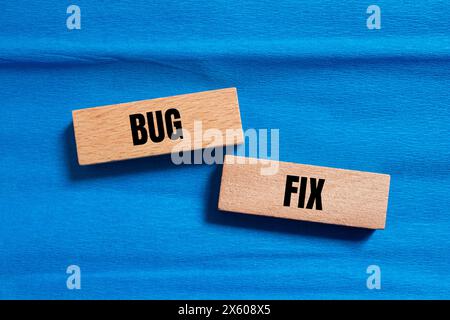 Bugfix Wörter auf Holzblöcken mit blauem Hintergrund geschrieben. Symbol für konzeptionelle Fehlerbehebungen. Kopierbereich. Stockfoto