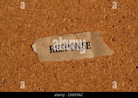 Antwortwort auf gerissenem Papier mit braunem Hintergrund. Symbol für konzeptionelle Antwort. Kopierbereich. Stockfoto