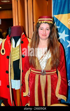 Kensington Town Hall, LONDON, ENGLAND, Großbritannien - 11. MAI 2024: Die Young Diplomats in London (YDL) veranstalten eine Wohltätigkeitsveranstaltung mit dem Titel „Weaving International Fashion - National Dress Catwalk“. Sie repräsentieren mehr als 17 Botschaften in der, die jeweils ihr einzigartiges kulturelles Erbe widerspiegeln. Die Young Diplomats in London Fashion Show hat es richtig gemacht. In dieser Zeit der Einwanderung ist jede Kultur stolz auf die Tradition, die ihre eigenen Männer und Frauen vertreten. Die Leute sollten sich zweimal überlegen, bevor sie sich entscheiden, auszuwandern. Als Einwanderer haben wir unseren Status und unsere Geburtsrechte aufgegeben, aber sie haben ihre würde bewahrt, ein Bistro Stockfoto