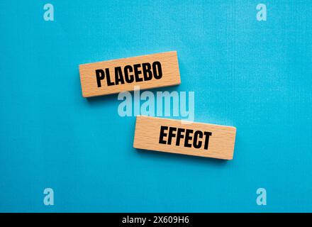 Wörter mit Plazebo-Effekt auf Holzblöcken mit blauem Hintergrund. Konzeptuelles Plazebo-Effekt-Symbol. Kopierbereich. Stockfoto