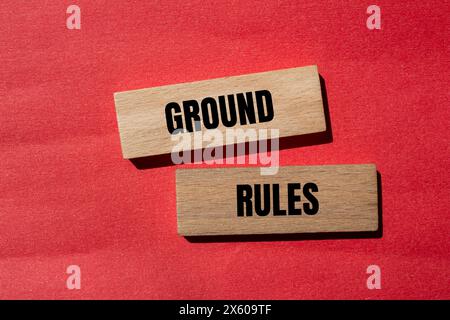 Grundregeln Wörter auf Holzblöcken mit rotem Hintergrund. Symbol für konzeptionelle Grundregeln. Kopierbereich. Stockfoto