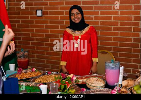 Kensington Town Hall, LONDON, ENGLAND, Großbritannien - 11. MAI 2024: Die Young Diplomats in London (YDL) veranstalten eine Wohltätigkeitsveranstaltung mit dem Titel „Weaving International Fashion - National Dress Catwalk“. Sie repräsentieren mehr als 17 Botschaften in der, die jeweils ihr einzigartiges kulturelles Erbe widerspiegeln. Die Young Diplomats in London Fashion Show hat es richtig gemacht. In dieser Zeit der Einwanderung ist jede Kultur stolz auf die Tradition, die ihre eigenen Männer und Frauen vertreten. Die Leute sollten sich zweimal überlegen, bevor sie sich entscheiden, auszuwandern. Als Einwanderer haben wir unseren Status und unsere Geburtsrechte aufgegeben, aber sie haben ihre würde bewahrt, ein Bistro Stockfoto