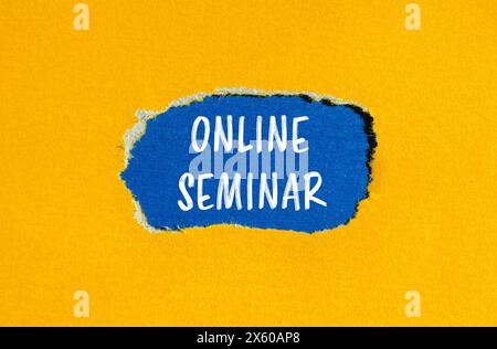 Online-Seminarworte auf gerissenem gelbem Papier mit blauem Hintergrund. Konzeptionelles Online-Seminar-Symbol. Kopierbereich. Stockfoto