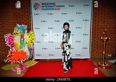 Kensington Town Hall, LONDON, ENGLAND, Großbritannien - 11. MAI 2024: Die Young Diplomats in London (YDL) veranstalten eine Wohltätigkeitsveranstaltung mit dem Titel „Weaving International Fashion - National Dress Catwalk“. Sie repräsentieren mehr als 17 Botschaften in der, die jeweils ihr einzigartiges kulturelles Erbe widerspiegeln. Die Young Diplomats in London Fashion Show hat es richtig gemacht. In dieser Zeit der Einwanderung ist jede Kultur stolz auf die Tradition, die ihre eigenen Männer und Frauen vertreten. Die Leute sollten sich zweimal überlegen, bevor sie sich entscheiden, auszuwandern. Als Einwanderer haben wir unseren Status und unsere Geburtsrechte aufgegeben, aber sie haben ihre würde bewahrt, ein Bistro Stockfoto