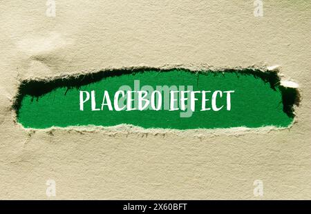 Wörter mit Plazebo-Effekt auf gerissenem Papier mit grünem Hintergrund. Konzeptuelles Plazebo-Effekt-Symbol. Kopierbereich. Stockfoto