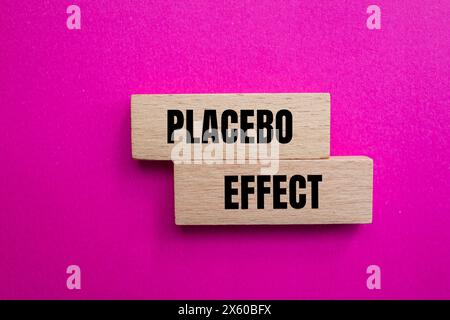 Wörter mit Plazebo-Effekt auf Holzblöcken mit rosa Hintergrund. Konzeptuelles Plazebo-Effekt-Symbol. Kopierbereich. Stockfoto