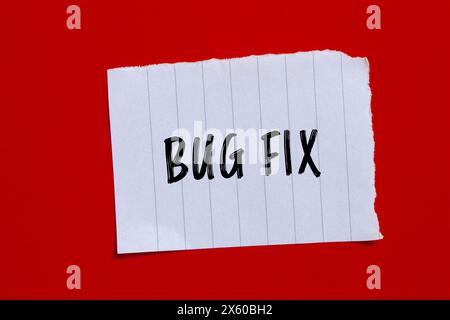 Fehlerbehebungsworte auf gerissenem Papier mit rotem Hintergrund. Symbol für konzeptionelle Fehlerbehebungen. Kopierbereich. Stockfoto