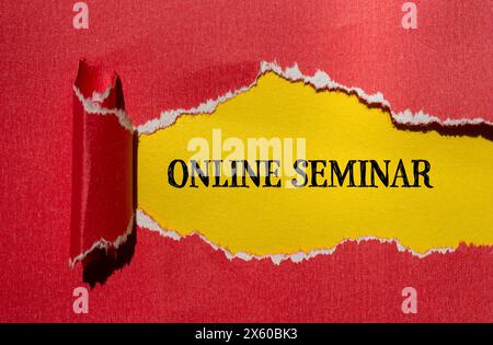 Online-Seminarworte auf gerissenem rotem Papier mit gelbem Hintergrund. Konzeptionelles Online-Seminarkonzept. Kopierbereich. Stockfoto