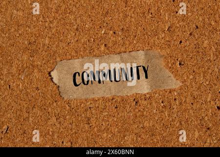 Gemeinschaftsworte auf gerissenem Papier mit braunem Hintergrund. Konzeptionelles Community-Symbol. Kopierbereich. Stockfoto
