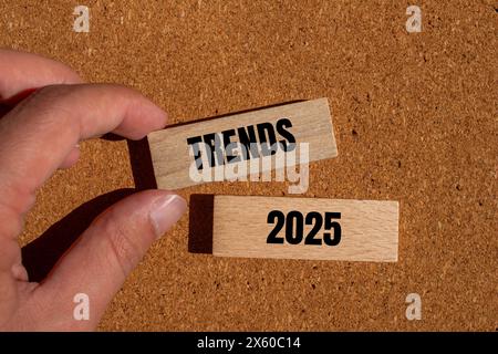 Trends 2025 Wörter auf Holzblöcken mit braunem Hintergrund. Symbol für konzeptionelle Trends 2025. Kopierbereich. Stockfoto