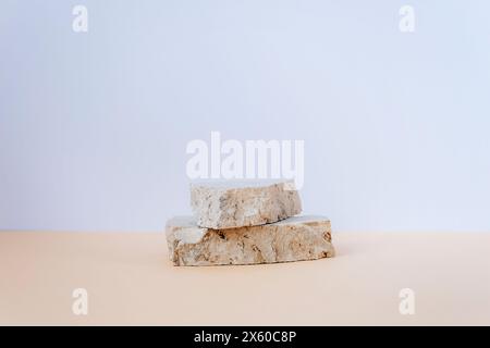 Steinpodium für Kosmetik oder Parfüm. Modell. Stockfoto