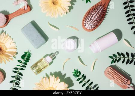 Beauty- und Spa-Accessoires, Kosmetikhintergrund mit Bio-Zutaten, Hautpflegeprodukte und gelbe Gerbera-Blüten auf grünem Hintergrund mit scharfem Hintergrund Stockfoto