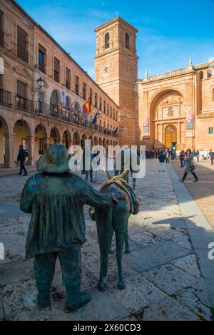 Don Quijote und Sancho Panza Skulpturen, von Giraldo. Plaza Mayor, Villanueva de los Infantes, Ciudad Real Provinz, Castilla La Mancha, Spanien. Stockfoto