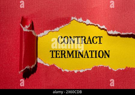 Wörter zur Vertragsbeendigung auf gerissenem rotem Papier mit gelbem Hintergrund. Konzept der Vertragsbeendigung. Kopierbereich. Stockfoto