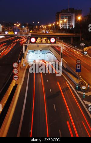 Tunnel in M30 Autobahn, Nachtansicht. Madrid, Spanien. Stockfoto