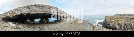 Panoramablick auf die Cueva de la Ojerada in Ajo Stockfoto