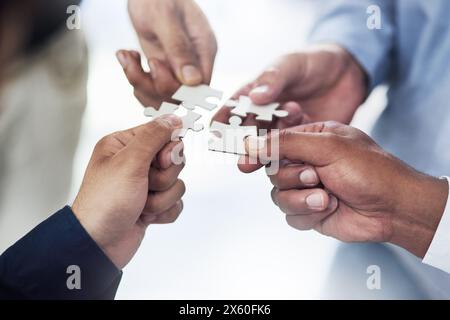 Teamwork, Geschäft und Hände von Menschen mit Rätsel für Einheit oder Zusammenarbeit mit gemeinsamen Bemühungen für das Projekt. Gruppe, Vielfalt und Teile zusammen für Stockfoto