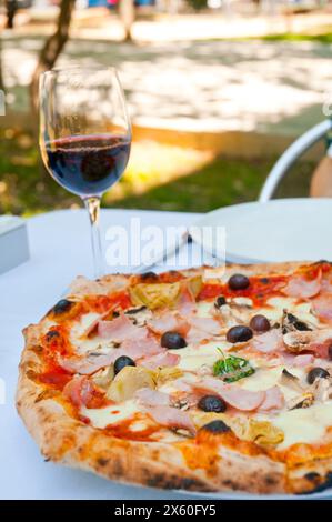 Pizza Capricciosa. Italien. Stockfoto