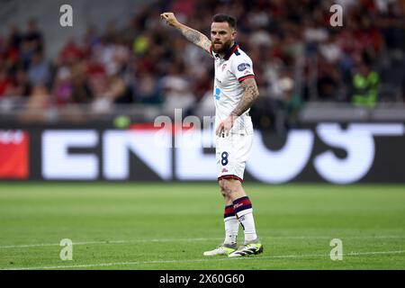 Mailand, Italien. Mai 2024. Nahitan Nandez von Cagliari Calcio gibt Gesten während des Fußballspiels der Serie A zwischen AC Milan und Cagliari Calcio im Stadio Giuseppe Meazza am 11. Mai 2024 in Mailand. Quelle: Marco Canoniero/Alamy Live News Stockfoto