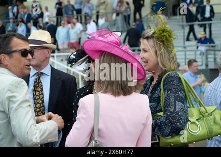 Ascot, Berkshire, Großbritannien. Mai 2024. Rennfahrer, die den Peroni Nastro Azzurro Victoria Cup Raceday auf der Ascot Racecourse in Berkshire genießen. Quelle: Maureen McLean/Alamy Live News Stockfoto