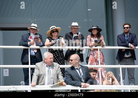 Ascot, Berkshire, Großbritannien. Mai 2024. Rennfahrer, die den Peroni Nastro Azzurro Victoria Cup Raceday auf der Ascot Racecourse in Berkshire genießen. Quelle: Maureen McLean/Alamy Live News Stockfoto